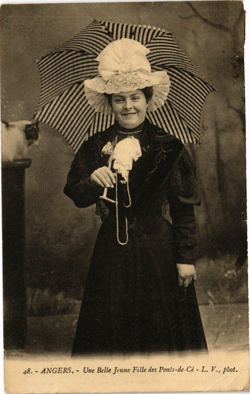 Carte postale ancienne Angers-Une Belle Jeune Fille des Ponts-de-Ce à Angers