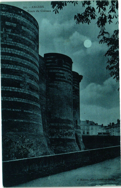 Carte postale ancienne Angers-Tours du Chateau à Angers