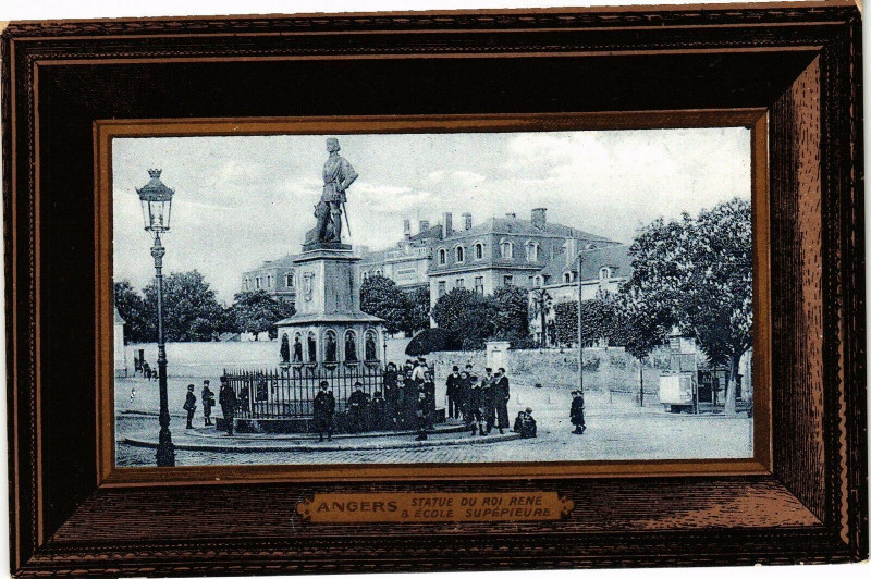 Carte postale ancienne Angers-Statue du Roi René & Ecole supepieure à Angers