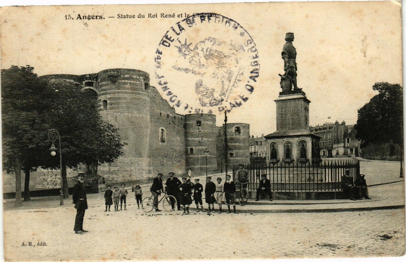 Carte postale ancienne Angers-Statue de Roi René et le Chateau à Angers