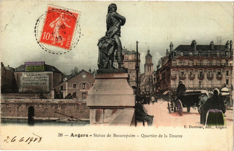 Carte postale ancienne Angers-Statue de Beaurepaire-Quartier de la Doutre à Angers
