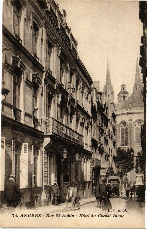 Carte postale ancienne Angers-Rue Saint-Aubin-Hotel du Cheval Blanc à Angers