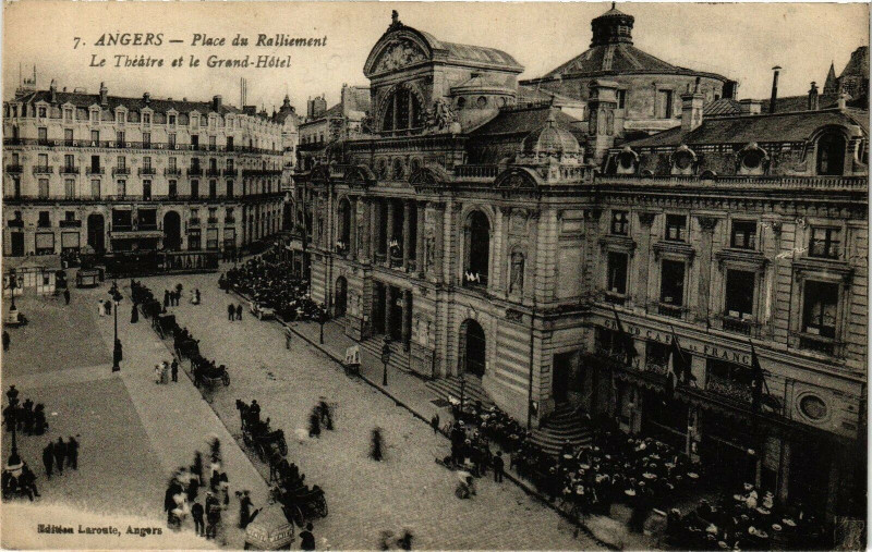 Carte postale ancienne Angers-Place du Ralliement-Le Théatre et le Grand Hotel à Angers