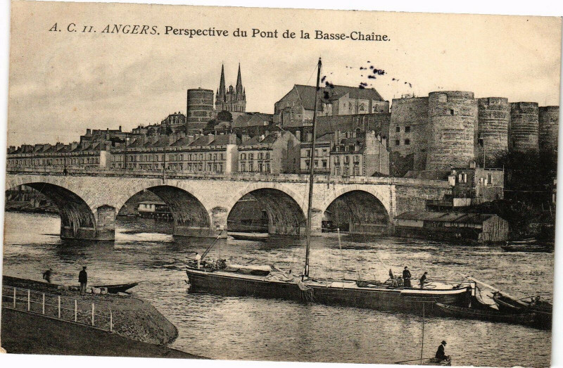 Carte postale ancienne Angers-Perspective du Pont de la Basse Chaine à Angers