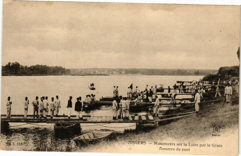 Carte postale ancienne Angers-Manoeuvres sur la Loire par le Genie-Amorces du pont à Loiré