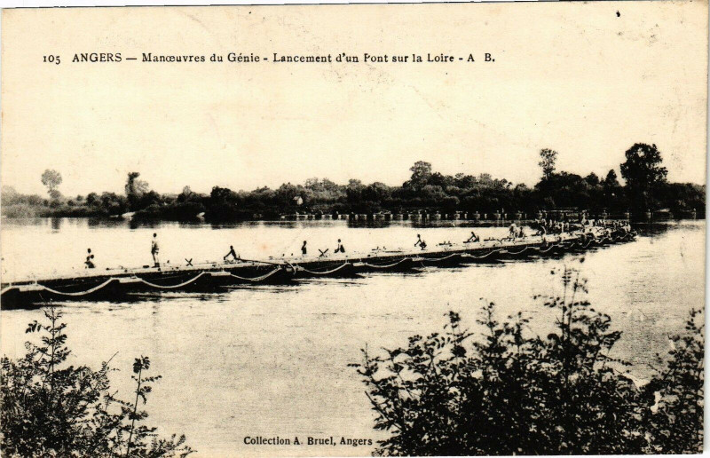 Carte postale ancienne Angers-Manoeuvres du Genie-Lancement d'un Pont sur la Loire à Loiré