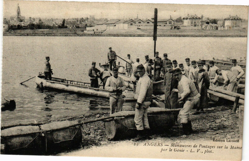 Carte postale ancienne Angers-Manoeuvres de Pontages sur la Maine par le Genie à Angers
