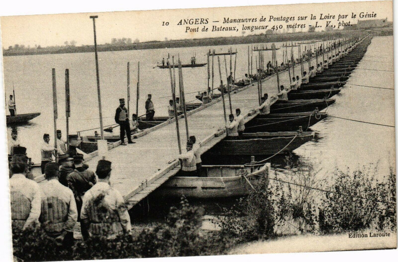 Carte postale ancienne Angers-Manoeuvres de Pontages sur la Loire par le Genie à Loiré