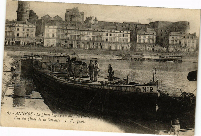 Carte postale ancienne Angers-Le Quai Ligny au pied du Chateau-Vue du Quai de la Savatte à Angers