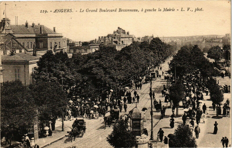 Carte postale ancienne Angers-Le Grand Boulevard Bessonneau a gauche la Mairie à Angers