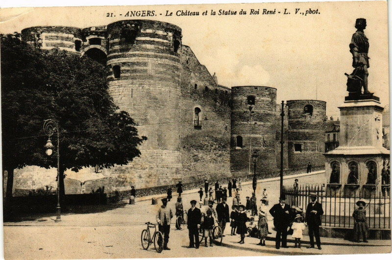 Carte postale ancienne Angers-Le Chateau et la Statue du Roi René à Angers