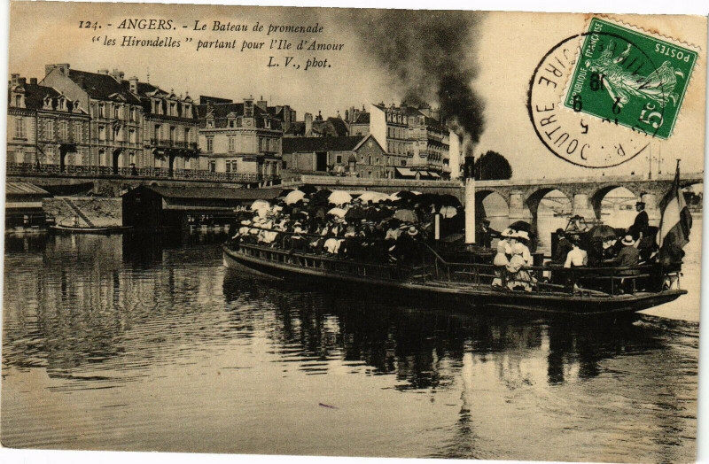 Carte postale ancienne Angers-Le Bateau de promenade les Hirondelles partant pour l'Ile à Angers
