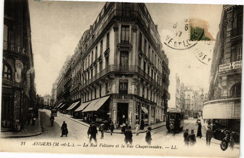 Carte postale ancienne Angers-La Rue Voltaire et la Rue Chaperonniere à Angers