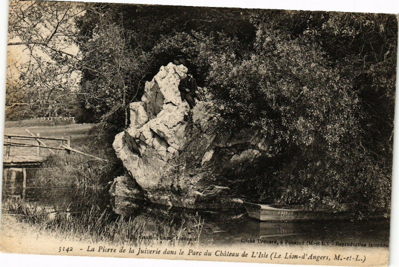 Carte postale ancienne Angers-La Pierre de la Juiverie dans le Parc du Chateau de L'Isle à Angers