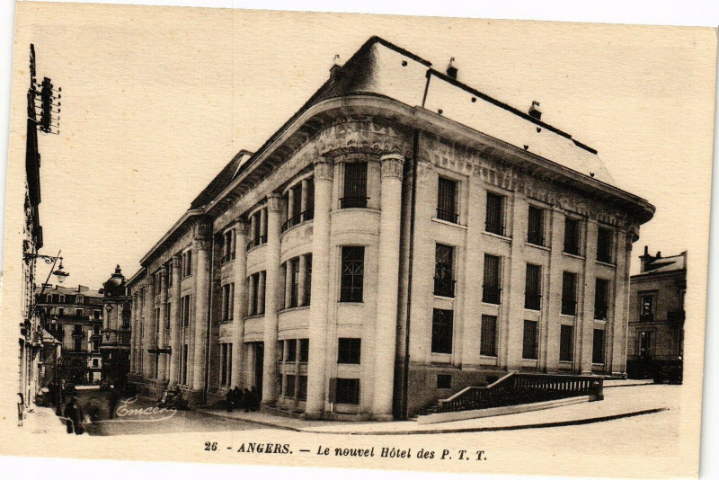 Carte postale ancienne Angers-La nouvel Hotel des P.T.T. à Angers