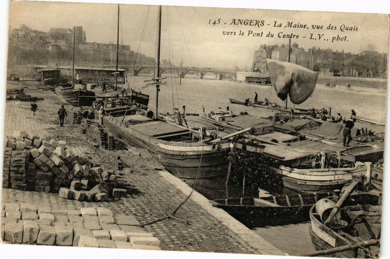 Carte postale ancienne Angers-La Maine vue des Quais Vers le Pont du Centre à Angers