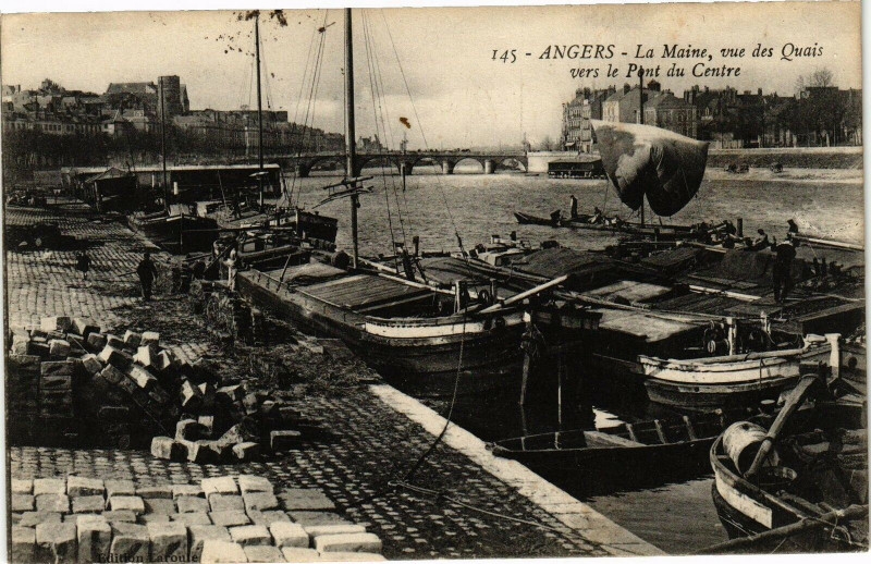 Carte postale ancienne Angers-La Maine vue des Quais Vers le Pont du Centre à Angers
