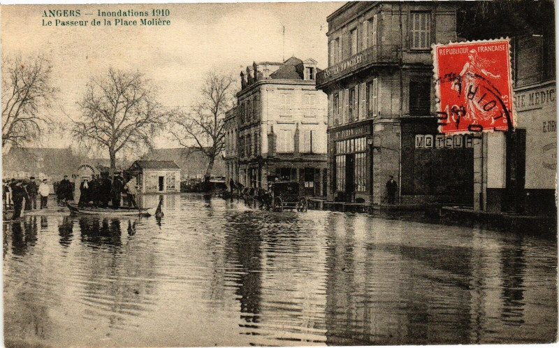 Carte postale ancienne Angers-Inondatons 1910-Le Passeur de la Place Moliere à Angers
