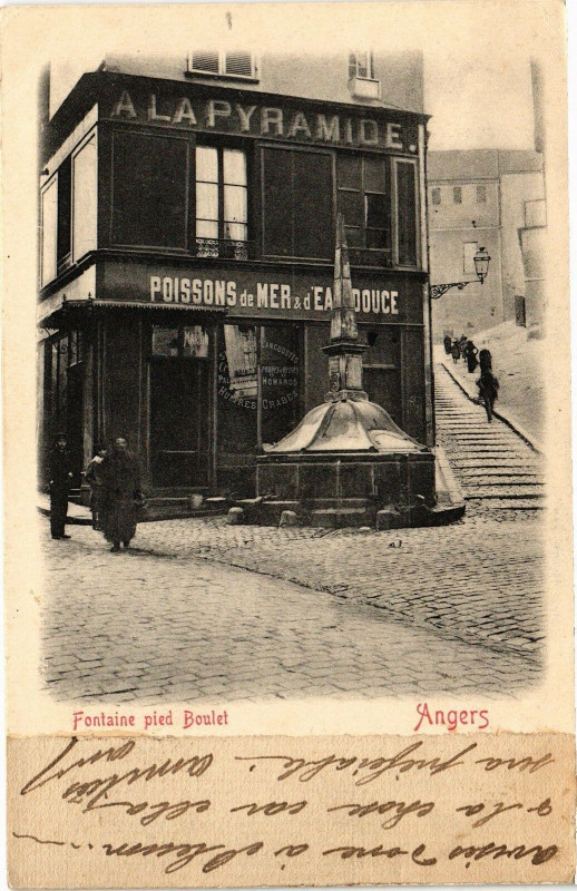 Carte postale ancienne Angers-Fontaine pied Boulet à Angers