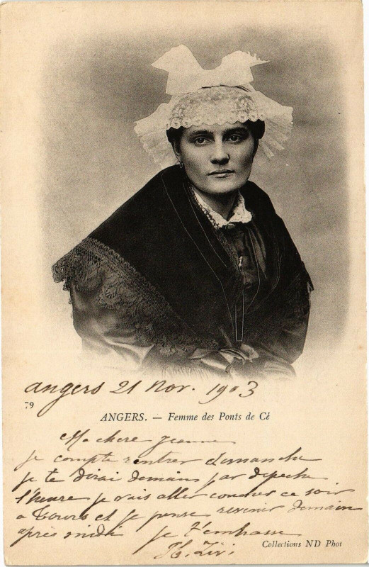 Carte postale ancienne Angers-Femme des Ponts-de-Ce à Angers