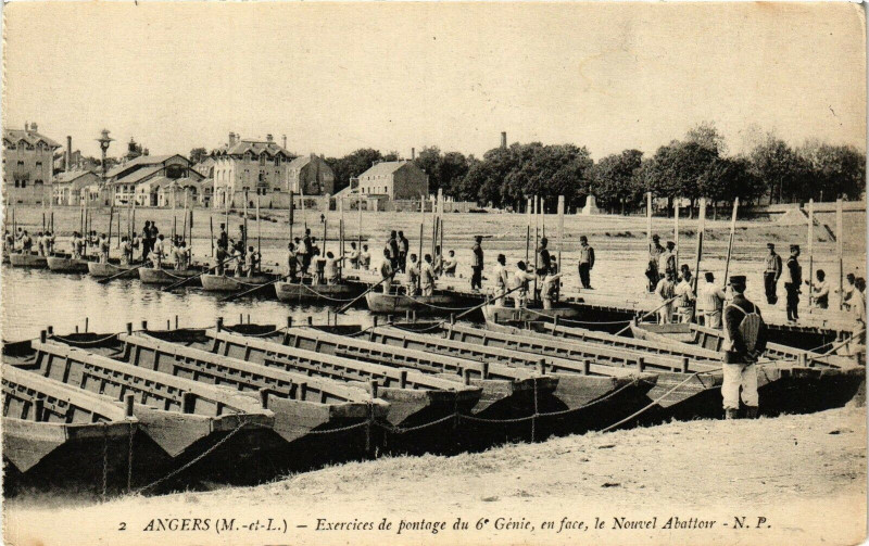 Carte postale ancienne Angers-Exercices de pontage du 6e Genie en face le Nouvel Abattoir à Angers