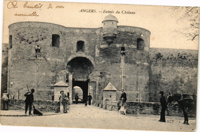 Carte postale ancienne Angers-Entrée du Chateau à Angers
