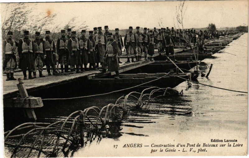 Carte postale ancienne Angers-Construction d'un Pont de Bateaux sur la Loire par le Genie à Loiré