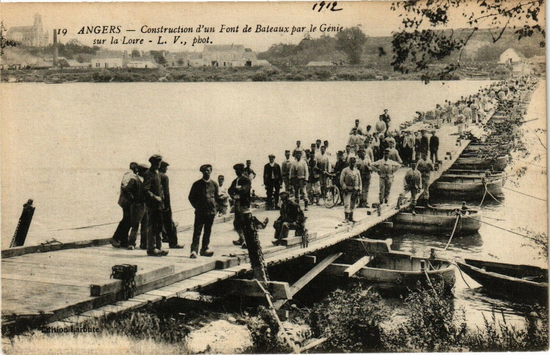 Carte postale ancienne Angers-Construction d'un Pont de Bateaux par le Genie sur la Loire à Loiré