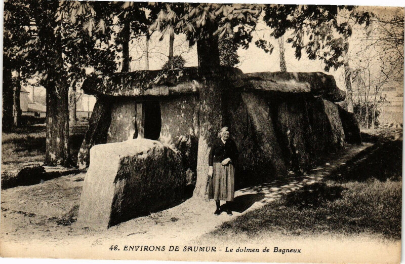 Carte postale ancienne Env. de Saumur - Le dolmen de Bagneux à Saumur