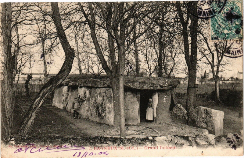 Carte postale ancienne Bagneux Grand Dolmen