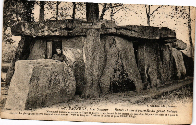 Carte postale ancienne Bagneux pres Saumur - Entrée et vue d'ensemble du grand Dolmen à Saumur