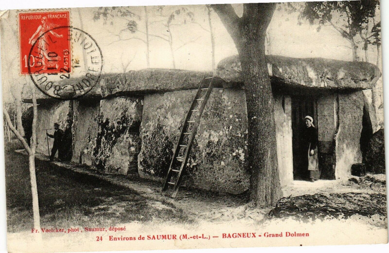 Carte postale ancienne Env. de Saumur - Bagneux - Grand Dolmen à Saumur