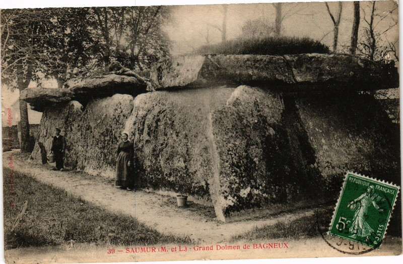 Carte postale ancienne Saumur - Grand Dolmen de Bagneux à Saumur