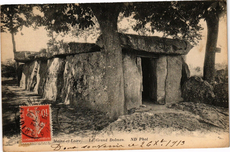 Carte postale ancienne Saumur (Maine - et - Loire) - Le Grand Dolmen à Saumur