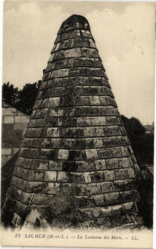 Carte postale ancienne Saumur - La Lanterne des Morts à Saumur