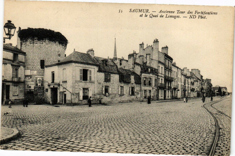 Carte postale ancienne Saumur - Ancienne Tour des Fortifications et le Quai de Limoges à Saumur