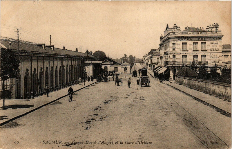 Carte postale ancienne Saumur - Avenue David d'Angers et la Gare d'Orleans à Saumur