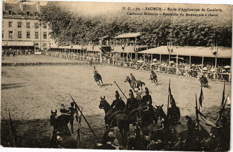 Carte postale ancienne Saumur - Ecole d'Application de Cavalerie - Carrousel Militaire à Saumur