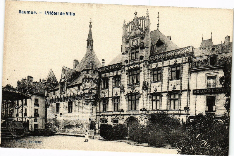 Carte postale ancienne Saumur - L'Hotel de Ville à Saumur
