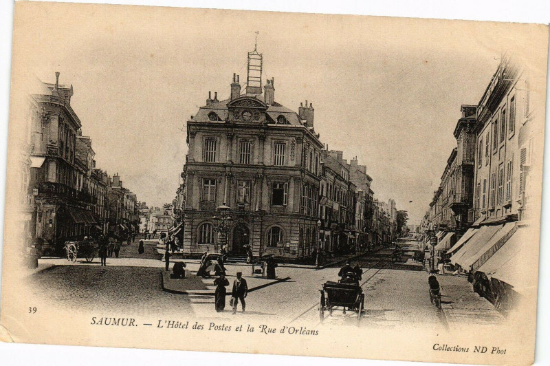 Carte postale ancienne Saumur - L'Hotel des Postes et la Rue d'Orleans à Saumur