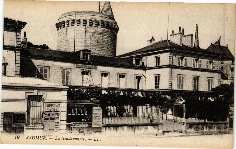 Carte postale ancienne Saumur - La Gendarmerie à Saumur