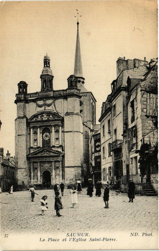 Carte postale ancienne Saumur - La Place et l'Eglise Saint-Pierre à Saumur
