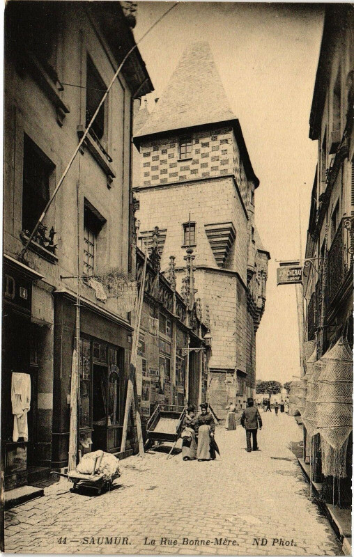 Carte postale ancienne Saumur - La Rue Bonne-Mere à Saumur