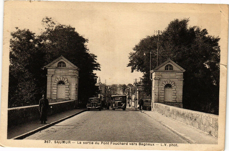 Carte postale ancienne Saumur - La sortie du Pont Fouchard Vers Bagneux à Saumur