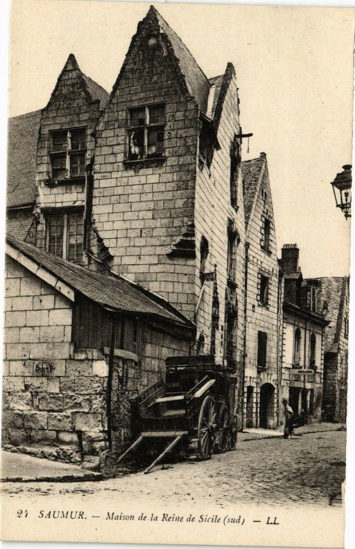 Carte postale ancienne Saumur - Maison de la Reine de Sicile (sud) à Saumur