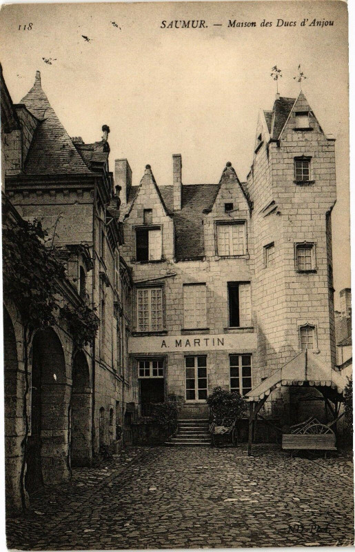 Carte postale ancienne Saumur - Maison des Ducs d'Anjou à Saumur