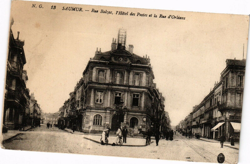 Carte postale ancienne Saumur - Rue Balzac l'Hotel des Poses et la Rue d'Orleans à Saumur