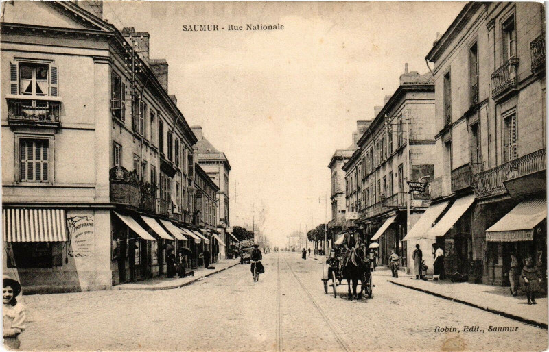 Carte postale ancienne Saumur - Rue Nationale à Saumur