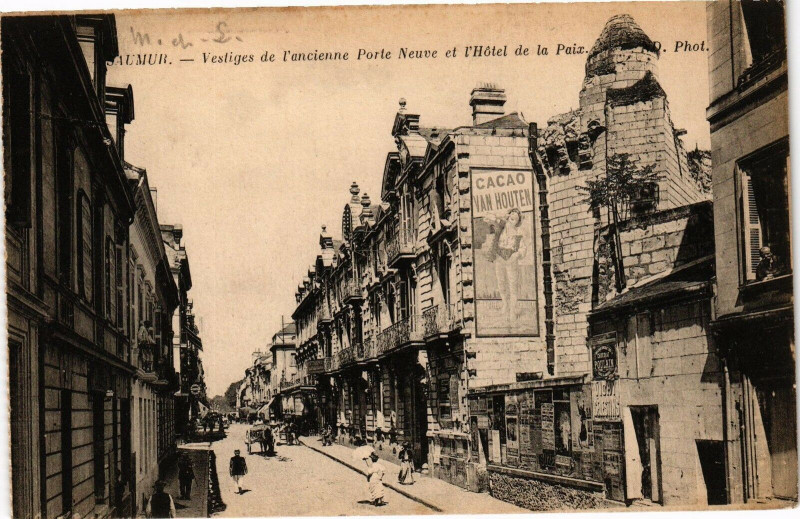 Carte postale ancienne Saumur - Vestiges de l'ancienne Porte Neuve et l'Hoel de la Paix à Saumur