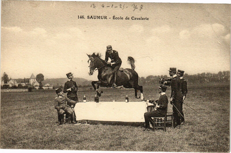 Carte postale ancienne Saumur - Ecole de Cavalerie à Saumur